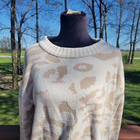 Pink Lily Cream Tan Leopard Print Long Sleeve Round Neck Pullover Sweater Size L - Picture 2 of 15
